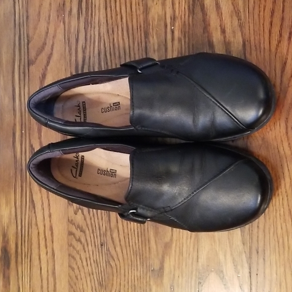 Clark's "Cushion Soft" slip-on shoes. - Picture 2 of 9